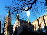 Wenn schon kein Schnee vom Himmel fällt, so steigt wenigstens aus der ev. Marktkirche in Goslar weißer Rauch in den Himmel